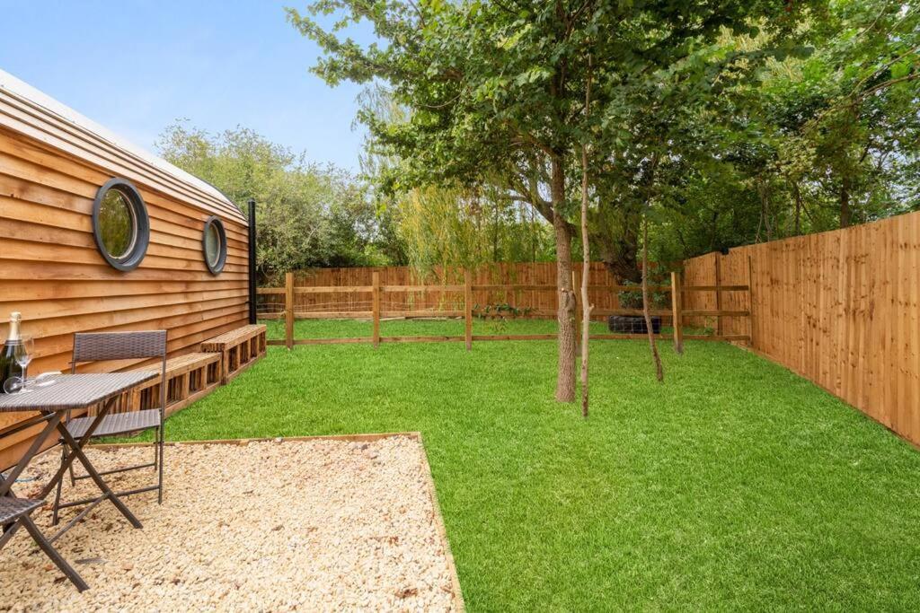 Apple - Luxury Cabin In The Cotswolds Villa Alderton  Ngoại thất bức ảnh