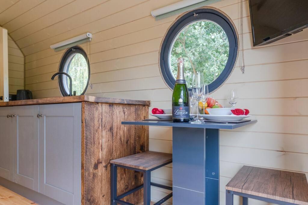 Apple - Luxury Cabin In The Cotswolds Villa Alderton  Ngoại thất bức ảnh