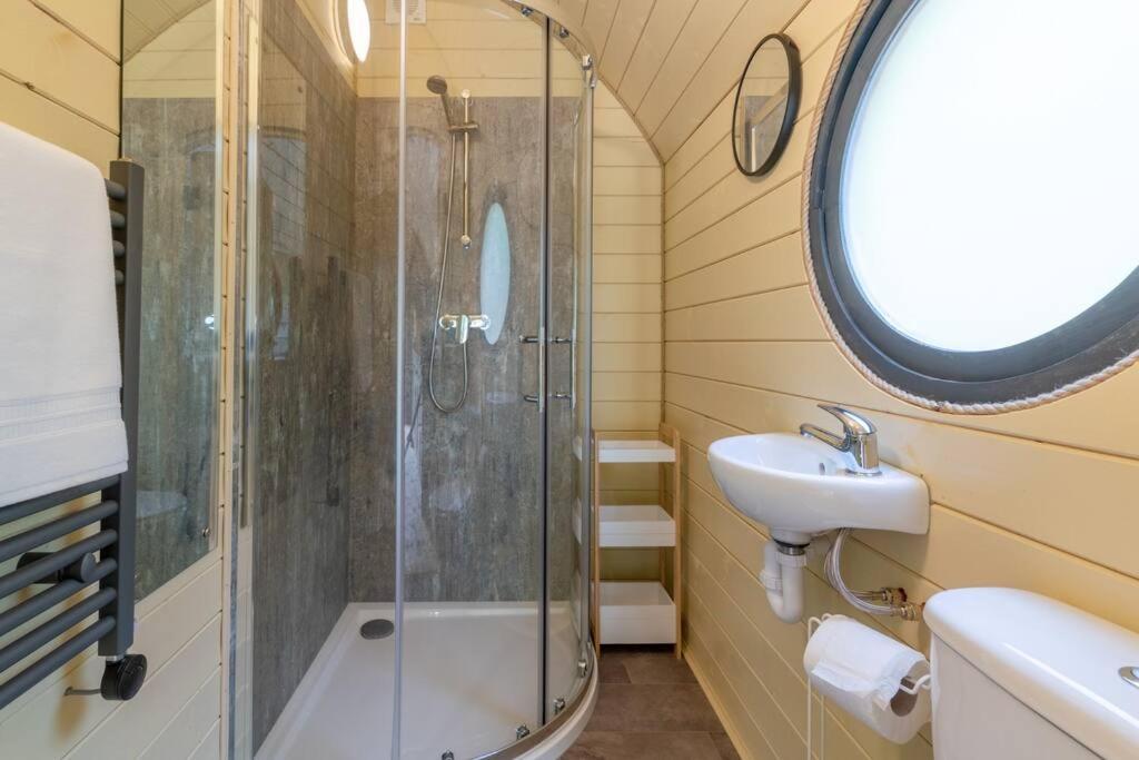 Apple - Luxury Cabin In The Cotswolds Villa Alderton  Ngoại thất bức ảnh