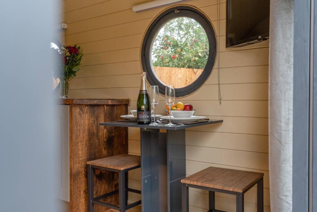 Apple - Luxury Cabin In The Cotswolds Villa Alderton  Ngoại thất bức ảnh