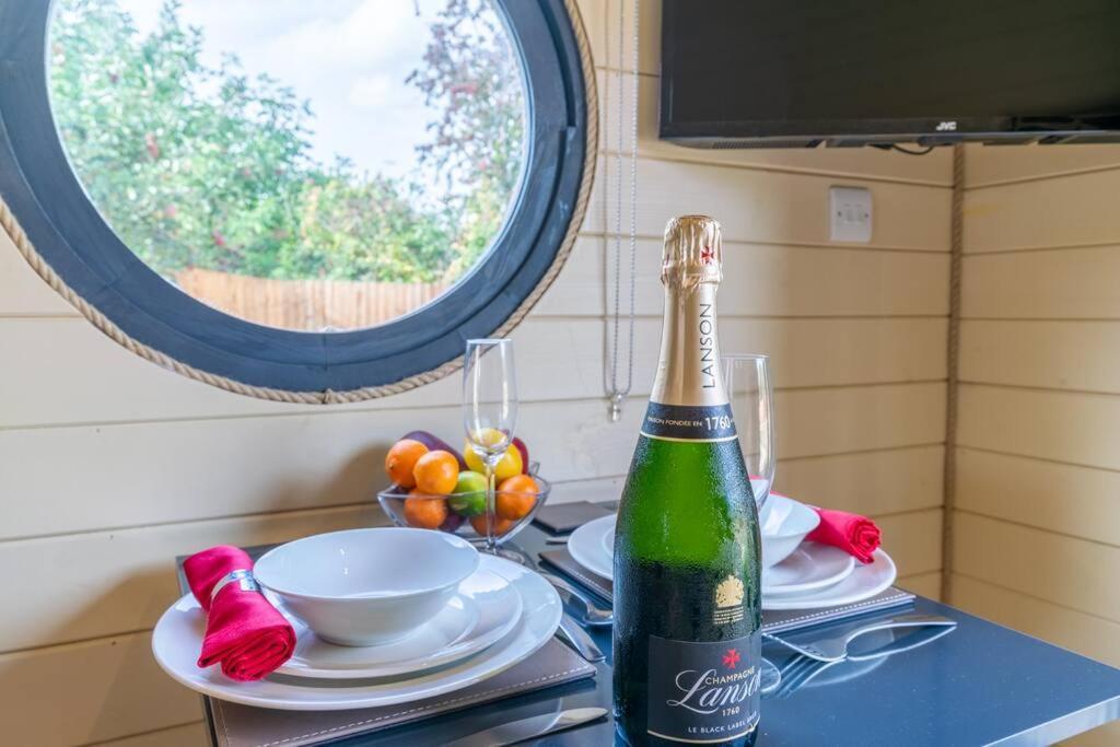 Apple - Luxury Cabin In The Cotswolds Villa Alderton  Ngoại thất bức ảnh