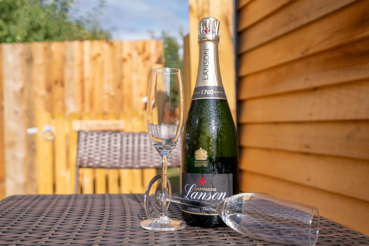 Apple - Luxury Cabin In The Cotswolds Villa Alderton  Ngoại thất bức ảnh