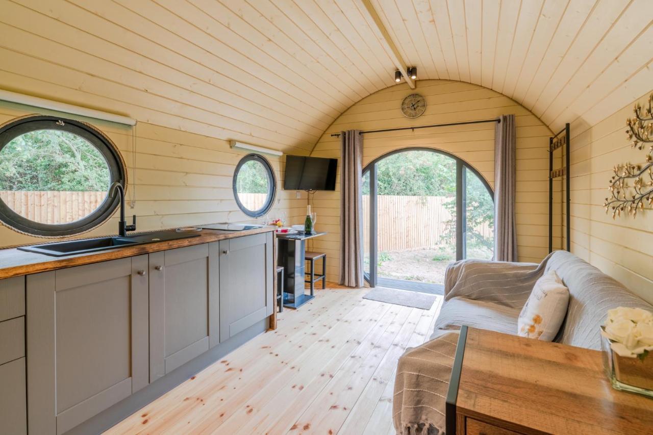 Apple - Luxury Cabin In The Cotswolds Villa Alderton  Ngoại thất bức ảnh